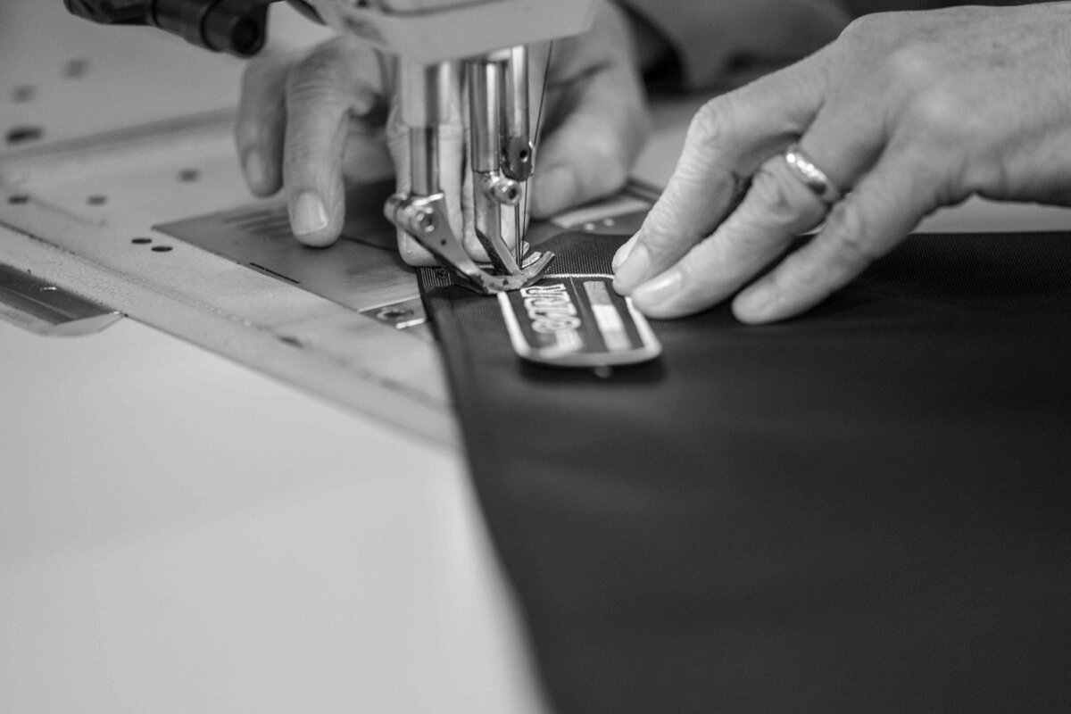 Sartoria: un rivestimento alla macchina da cucire