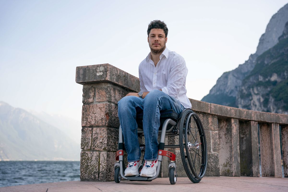 Un ragazzo sulla Themis su un molo del lago di Garda